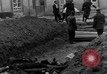 Standbild Bestattung der Opfer Stavelot Belgien, 1944, aus Sekunde 56 historischem Filmmaterial Videoclip 65675044511
