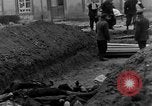 Standbild Bestattung der Opfer Stavelot Belgien, 1944, aus Sekunde 57 historischem Filmmaterial Videoclip 65675044511