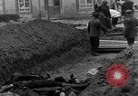 Standbild Bestattung der Opfer Stavelot Belgien, 1944, aus Sekunde 58 historischem Filmmaterial Videoclip 65675044511