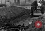 Standbild Bestattung der Opfer Stavelot Belgien, 1944, aus Sekunde 59 historischem Filmmaterial Videoclip 65675044511