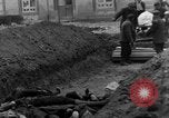 Standbild Bestattung der Opfer Stavelot Belgien, 1944, aus Sekunde 60 historischem Filmmaterial Videoclip 65675044511