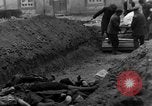 Standbild Bestattung der Opfer Stavelot Belgien, 1944, aus Sekunde 62 historischem Filmmaterial Videoclip 65675044511