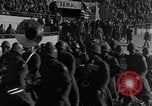 Standbild Soldaten als Publikum Marseille Frankreich, 1945, aus Sekunde 25 historischem Filmmaterial Videoclip 65675044514