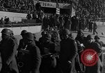 Standbild Soldaten als Publikum Marseille Frankreich, 1945, aus Sekunde 26 historischem Filmmaterial Videoclip 65675044514