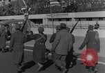 Standbild Soldaten als Publikum Marseille Frankreich, 1945, aus Sekunde 35 historischem Filmmaterial Videoclip 65675044514