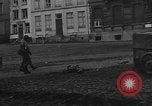 Standbild American 30 Infanterie Division setzt Verteidigung in Holz Stavelot Belgien, 1944, aus Sekunde 30 historischem Filmmaterial Videoclip 65675044524