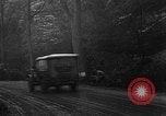 Standbild American 30 Infanterie Division setzt Verteidigung in Wald in der Nähe von Malmedy Malmedy Belgien, 1944, aus Sekunde 5 historischem Filmmaterial Videoclip 65675044525