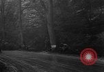 Standbild American 30 Infanterie Division setzt Verteidigung in Wald in der Nähe von Malmedy Malmedy Belgien, 1944, aus Sekunde 7 historischem Filmmaterial Videoclip 65675044525