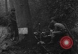 Standbild American 30 Infanterie Division setzt Verteidigung in Wald in der Nähe von Malmedy Malmedy Belgien, 1944, aus Sekunde 8 historischem Filmmaterial Videoclip 65675044525