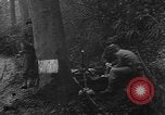 Standbild American 30 Infanterie Division setzt Verteidigung in Wald in der Nähe von Malmedy Malmedy Belgien, 1944, aus Sekunde 9 historischem Filmmaterial Videoclip 65675044525