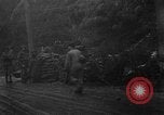 Standbild American 30 Infanterie Division setzt Verteidigung in Wald in der Nähe von Malmedy Malmedy Belgien, 1944, aus Sekunde 15 historischem Filmmaterial Videoclip 65675044525