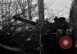 Standbild American 30 Infanterie Division setzt Verteidigung in Wald in der Nähe von Malmedy Malmedy Belgien, 1944, aus Sekunde 17 historischem Filmmaterial Videoclip 65675044525