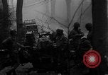 Standbild American 30 Infanterie Division setzt Verteidigung in Wald in der Nähe von Malmedy Malmedy Belgien, 1944, aus Sekunde 19 historischem Filmmaterial Videoclip 65675044525