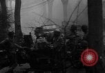 Standbild American 30 Infanterie Division setzt Verteidigung in Wald in der Nähe von Malmedy Malmedy Belgien, 1944, aus Sekunde 21 historischem Filmmaterial Videoclip 65675044525