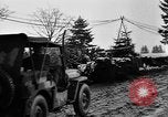 Standbild American 30 Infanterie Division setzt Verteidigung in Wald in der Nähe von Malmedy Malmedy Belgien, 1944, aus Sekunde 22 historischem Filmmaterial Videoclip 65675044525