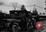 Standbild American 30 Infanterie Division setzt Verteidigung in Wald in der Nähe von Malmedy Malmedy Belgien, 1944, aus Sekunde 23 historischem Filmmaterial Videoclip 65675044525
