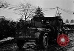 Standbild American 30 Infanterie Division setzt Verteidigung in Wald in der Nähe von Malmedy Malmedy Belgien, 1944, aus Sekunde 24 historischem Filmmaterial Videoclip 65675044525