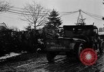 Standbild American 30 Infanterie Division setzt Verteidigung in Wald in der Nähe von Malmedy Malmedy Belgien, 1944, aus Sekunde 25 historischem Filmmaterial Videoclip 65675044525