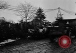Standbild American 30 Infanterie Division setzt Verteidigung in Wald in der Nähe von Malmedy Malmedy Belgien, 1944, aus Sekunde 26 historischem Filmmaterial Videoclip 65675044525
