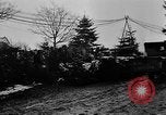 Standbild American 30 Infanterie Division setzt Verteidigung in Wald in der Nähe von Malmedy Malmedy Belgien, 1944, aus Sekunde 27 historischem Filmmaterial Videoclip 65675044525