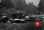 Standbild American 30 Infanterie Division setzt Verteidigung in Wald in der Nähe von Malmedy Malmedy Belgien, 1944, aus Sekunde 33 historischem Filmmaterial Videoclip 65675044525