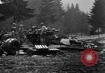 Standbild American 30 Infanterie Division setzt Verteidigung in Wald in der Nähe von Malmedy Malmedy Belgien, 1944, aus Sekunde 34 historischem Filmmaterial Videoclip 65675044525