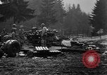 Standbild American 30 Infanterie Division setzt Verteidigung in Wald in der Nähe von Malmedy Malmedy Belgien, 1944, aus Sekunde 35 historischem Filmmaterial Videoclip 65675044525