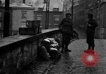Standbild American 30 Infanterie Division setzt Verteidigung in Wald in der Nähe von Malmedy Malmedy Belgien, 1944, aus Sekunde 39 historischem Filmmaterial Videoclip 65675044525
