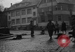 Standbild American 30 Infanterie Division setzt Verteidigung in Wald in der Nähe von Malmedy Malmedy Belgien, 1944, aus Sekunde 43 historischem Filmmaterial Videoclip 65675044525