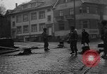 Standbild American 30 Infanterie Division setzt Verteidigung in Wald in der Nähe von Malmedy Malmedy Belgien, 1944, aus Sekunde 44 historischem Filmmaterial Videoclip 65675044525