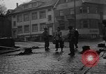 Standbild American 30 Infanterie Division setzt Verteidigung in Wald in der Nähe von Malmedy Malmedy Belgien, 1944, aus Sekunde 45 historischem Filmmaterial Videoclip 65675044525