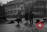 Standbild American 30 Infanterie Division setzt Verteidigung in Wald in der Nähe von Malmedy Malmedy Belgien, 1944, aus Sekunde 46 historischem Filmmaterial Videoclip 65675044525