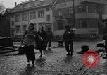 Standbild American 30 Infanterie Division setzt Verteidigung in Wald in der Nähe von Malmedy Malmedy Belgien, 1944, aus Sekunde 47 historischem Filmmaterial Videoclip 65675044525