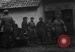 Standbild American 30 Infanterie Division setzt Verteidigung in Wald in der Nähe von Malmedy Malmedy Belgien, 1944, aus Sekunde 50 historischem Filmmaterial Videoclip 65675044525