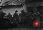 Standbild American 30 Infanterie Division setzt Verteidigung in Wald in der Nähe von Malmedy Malmedy Belgien, 1944, aus Sekunde 51 historischem Filmmaterial Videoclip 65675044525