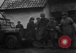 Standbild American 30 Infanterie Division setzt Verteidigung in Wald in der Nähe von Malmedy Malmedy Belgien, 1944, aus Sekunde 52 historischem Filmmaterial Videoclip 65675044525