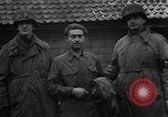 Standbild American 30 Infanterie Division setzt Verteidigung in Wald in der Nähe von Malmedy Malmedy Belgien, 1944, aus Sekunde 53 historischem Filmmaterial Videoclip 65675044525