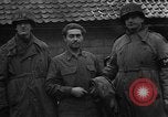 Standbild American 30 Infanterie Division setzt Verteidigung in Wald in der Nähe von Malmedy Malmedy Belgien, 1944, aus Sekunde 54 historischem Filmmaterial Videoclip 65675044525