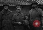 Standbild American 30 Infanterie Division setzt Verteidigung in Wald in der Nähe von Malmedy Malmedy Belgien, 1944, aus Sekunde 55 historischem Filmmaterial Videoclip 65675044525