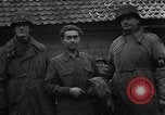 Standbild American 30 Infanterie Division setzt Verteidigung in Wald in der Nähe von Malmedy Malmedy Belgien, 1944, aus Sekunde 56 historischem Filmmaterial Videoclip 65675044525