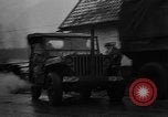 Standbild American 30 Infanterie Division setzt Verteidigung in Wald in der Nähe von Malmedy Malmedy Belgien, 1944, aus Sekunde 57 historischem Filmmaterial Videoclip 65675044525