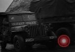 Standbild American 30 Infanterie Division setzt Verteidigung in Wald in der Nähe von Malmedy Malmedy Belgien, 1944, aus Sekunde 58 historischem Filmmaterial Videoclip 65675044525