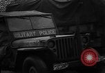 Standbild American 30 Infanterie Division setzt Verteidigung in Wald in der Nähe von Malmedy Malmedy Belgien, 1944, aus Sekunde 59 historischem Filmmaterial Videoclip 65675044525