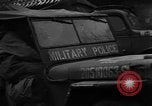 Standbild American 30 Infanterie Division setzt Verteidigung in Wald in der Nähe von Malmedy Malmedy Belgien, 1944, aus Sekunde 60 historischem Filmmaterial Videoclip 65675044525