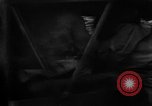 Standbild American 30 Infanterie Division setzt Verteidigung in Wald in der Nähe von Malmedy Malmedy Belgien, 1944, aus Sekunde 62 historischem Filmmaterial Videoclip 65675044525
