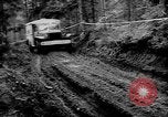 Image Des soldats américains chargent des camions Aix-la-Chapelle en Allemagne, 1944, de la seconde 13 séquences d'archives historiques vidéo 65675044562