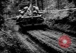 Image Des soldats américains chargent des camions Aix-la-Chapelle en Allemagne, 1944, de la seconde 29 séquences d'archives historiques vidéo 65675044562