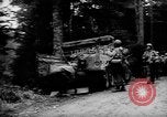 Image Des soldats américains chargent des camions Aix-la-Chapelle en Allemagne, 1944, de la seconde 39 séquences d'archives historiques vidéo 65675044562