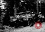 Image Des soldats américains chargent des camions Aix-la-Chapelle en Allemagne, 1944, de la seconde 40 séquences d'archives historiques vidéo 65675044562