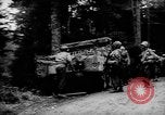 Image Des soldats américains chargent des camions Aix-la-Chapelle en Allemagne, 1944, de la seconde 41 séquences d'archives historiques vidéo 65675044562
